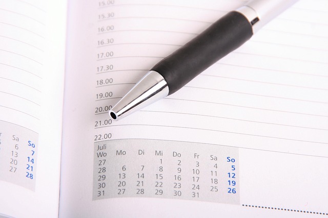 calendario semanal con bloques de tiempo y recordatorios en escritorio ordenado