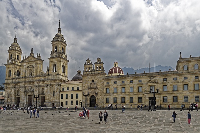 espacio de trabajo ordenado con cuaderno, lápiz y lista de tareas priorizadas